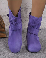Belynda – Lockere Stiefeletten mit Keilabsatz und Schnallenriemen in Lila