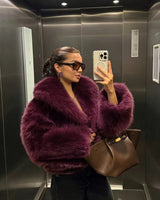 Jorida – Oversized-jacke Aus Kunstfell Mit Gekürztem Revers in Burgunderrot