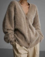 Alicia | Damen Flauschige Strickjacke mit V Ausschnitt und Knöpfen in Braun