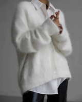 Alicia | Damen Flauschige Strickjacke mit V Ausschnitt und Knöpfen in Weiß