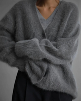 Alicia | Damen Flauschige Strickjacke mit V Ausschnitt und Knöpfen in Dunkelgrau