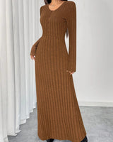 Alma – Geripptes Strick-Maxikleid mit langen Ärmeln und V-Ausschnitt in Braun