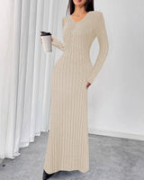 Alma – Geripptes Strick-Maxikleid mit langen Ärmeln und V-Ausschnitt in Beige