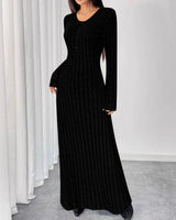 Alma – Geripptes Strick-Maxikleid mit langen Ärmeln und V-Ausschnitt in Schwarz