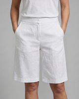 Almira | Damen Bermuda Shorts mit Elastikbund und Seitentaschen in Weiß