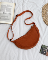 Damen-Umhängetasche aus Nylon in Halbmondform mit verstellbarem Riemen – Nerea in Orange