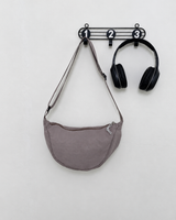 Damen-Umhängetasche aus Nylon in Halbmondform mit verstellbarem Riemen – Nerea in Grau
