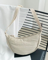 Damen-Umhängetasche aus Nylon in Halbmondform mit verstellbarem Riemen – Vianne in Beige