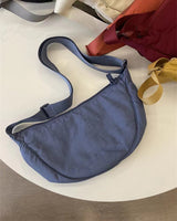 Geschwungene Damen-Umhängetasche mit verstellbarem Riemen – Clémence in Blau