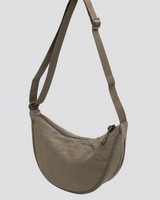 Nylon-Umhängetasche für Damen in Halbmondform mit verstellbarem Riemen – Camille in Grün
