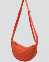 Nylon-Umhängetasche für Damen in Halbmondform mit verstellbarem Riemen – Camille in Orange