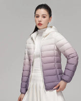 Vera - Leichte Daunenjacke mit Kapuze in Farbverlauf in Violett