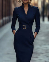 Sophia - Glänzendes Midikleid mit drapiertem Kragen in Marineblau