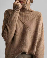 Barbara | Damen Oversized Winterpullover mit Muster und Rollkragen in Kamel