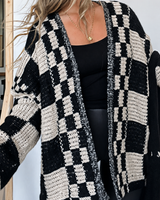 Gestrickte Damen-Strickjacke mit Karo-Muster, langen Ärmeln und offenem Schnitt – Bruna in Schwarz
