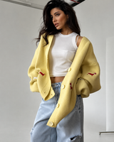 Oversize-Strickjacke für Damen mit V-Ausschnitt, Knöpfen und Dackelmotiven – Marlis in Gelb
