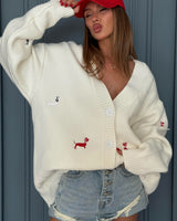 Oversize-Strickjacke für Damen mit V-Ausschnitt, Knöpfen und Dackelmotiven – Marlis in Weiß