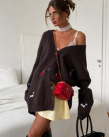 Oversize-Strickjacke für Damen mit V-Ausschnitt, Knöpfen und Dackelmotiven – Marlis in Braun