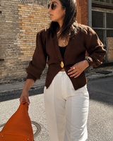Damen-Strickjacke mit V-Ausschnitt, Schmuckknöpfen und tailliertem Schnitt – Vera in Braun