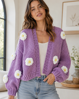 Damen-Strickjacke aus grobem Strick mit Blumenapplikationen und Puffärmeln – Mulinne in Lila