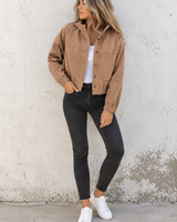 Kurze Damen-Cordjacke mit Hemdkragen und aufgesetzten Taschen – Anouk in Kaffee