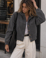 Kurze Damen-Cordjacke mit Hemdkragen und aufgesetzten Taschen – Anouk in Grau