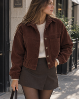 Kurze Damen-Cordjacke mit Hemdkragen und aufgesetzten Taschen – Anouk in Braun