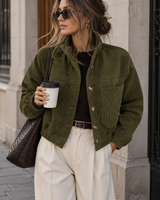 Kurze Damen-Cordjacke mit Hemdkragen und aufgesetzten Taschen – Anouk in Grün