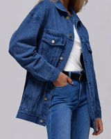 Lange Oversize-Jeansjacke für Damen mit Patten-Taschen – Eira in Marineblau