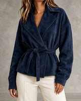 Kurze Damenjacke in Wildlederoptik mit Gürtel und Revers – Valérie in Marineblau
