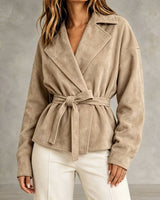 Kurze Damenjacke in Wildlederoptik mit Gürtel und Revers – Valérie in Beige