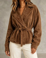 Kurze Damenjacke in Wildlederoptik mit Gürtel und Revers – Valérie in Kaffee