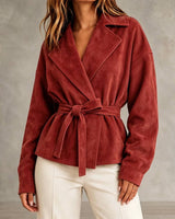 Kurze Damenjacke in Wildlederoptik mit Gürtel und Revers – Valérie in Rot