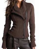 Damen-Strickjacke mit asymmetrischem Reißverschluss und hochgeschlossenem Rippstrickkragen – Eliska in Braun