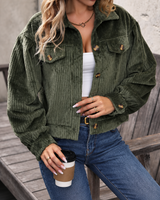Kurze Damenjacke aus Cord mit Hemdkragen und Pattentaschen – Clémence in Militärgrün