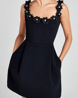 Cindy | Damen Minikleid Blumenapplikationen Feminin in Schwarz