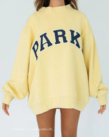Damen Varsity Sweatshirt in Pastellgelb mit Marineblauen Buchstaben