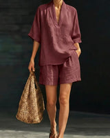 Yamina - Soft-Touch-Set aus V-Ausschnitt-Top und Shorts in Rot