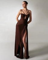 Damen Ärmelloses Maxi-Kleid mit doppelten Trägern und gerafftem Oberteil mit Seitenschlitz in Braun