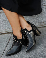 Lena | Damen Ankle Boots Schwarz Spitz Genietet Blockabsatz in Schwarz