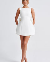 Damen ärmelloses kurzes Kleid mit Schleifenpanel am Rücken in Weiß