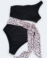 Damen-Bikini-Set mit Ein-Schulter-Oberteil und hoch geschnittener Hose mit Schleifendetail in Leopardenmuster
