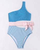 Damen-Bikini-Set mit Ein-Schulter-Oberteil und hoch geschnittener Hose mit Schleifendetail in Hellblau