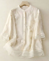 Damen Bluse mit Knopfleiste, Rundhalsausschnitt und floraler Struktur in Weiß