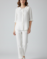 Damen Bluse mit Knopfleiste, Rundkragen und gerafften Ärmeln in Weiß