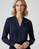 Damen-Bluse mit V-Ausschnitt, Falten-Details und Knopfmanschetten in Dunkelblau