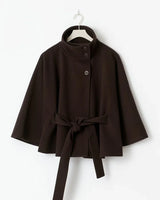 Damen Capejacke mit Stehkragen und Bindegürtel in Schwarz