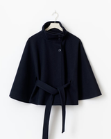 Damen Capejacke mit Stehkragen und Bindegürtel in Marineblau