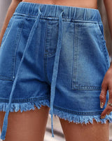 Damen Denim-Shorts mit elastischem Bund, Kordelzug und ausgefranstem Saum in Hellblau