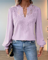Katharina | Damen Elegante Spitzen-Bluse mit V-Ausschnitt und Gepunkteter Chiffon in Hellviolett